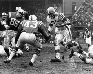 Jim Brown about to collide with Lenny Lyles during the '64 NFL Title Game.