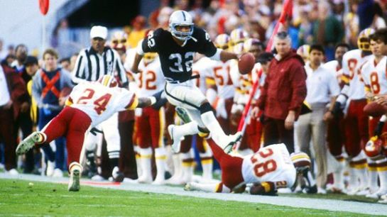 Marcus Allen on a first half gallop in Super Bowl XVIII.