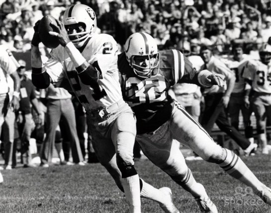 Mike Curtis tackling Cliff Branch.