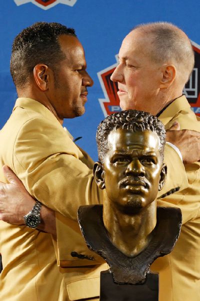 Andre Reed embracing Jim Kelly after hiss induction speech.