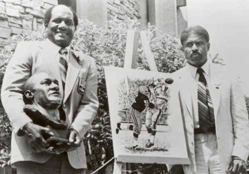 Willie Davis with his Hall of Fame presenter... the legendary late Grambling Head Coach Eddie Robinson.